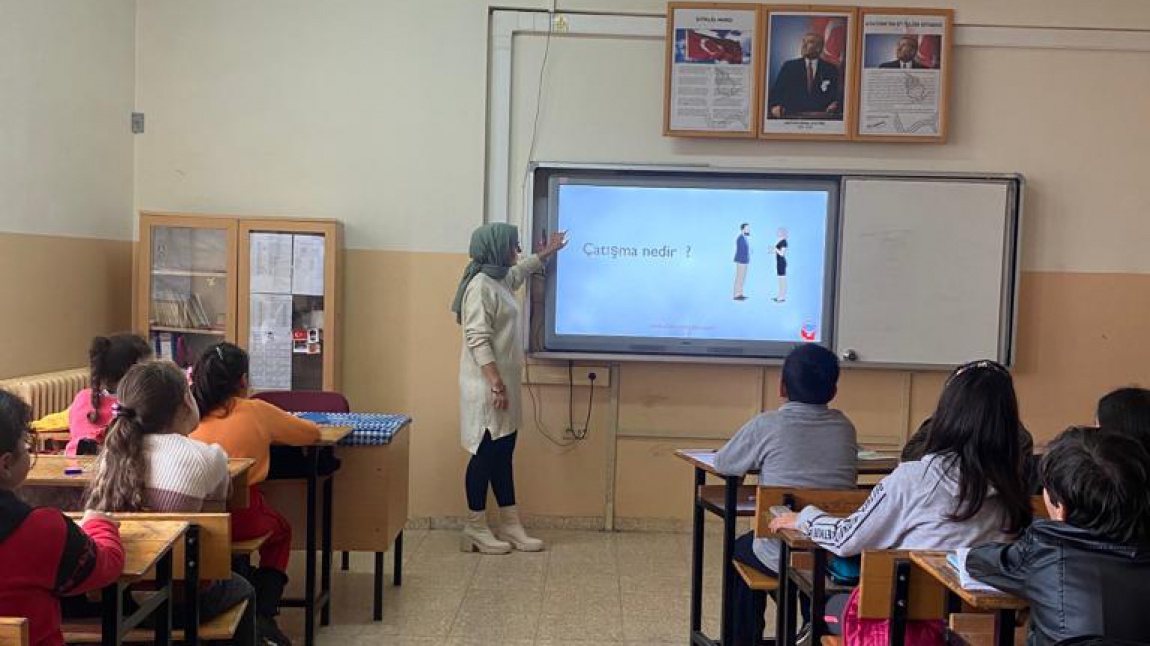 Okulumuz Rehber Öğretmeni Fatma ELMAS'ın Çatışma ve Çözme Becerileri Eğitimi İle İlgili Çalışmaları..