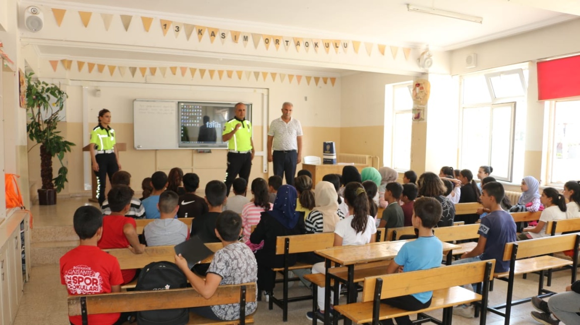 Trafik eğitimi için İslahiye ilçe emniyet müdürlüğünde görevli trafik polisleri okulumuza ziyarette bulundular.